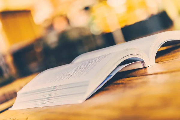 Libro abierto sobre la mesa de café — Foto de Stock