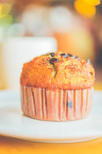 Chocolate muffin in coffee shop — Stock Photo, Image