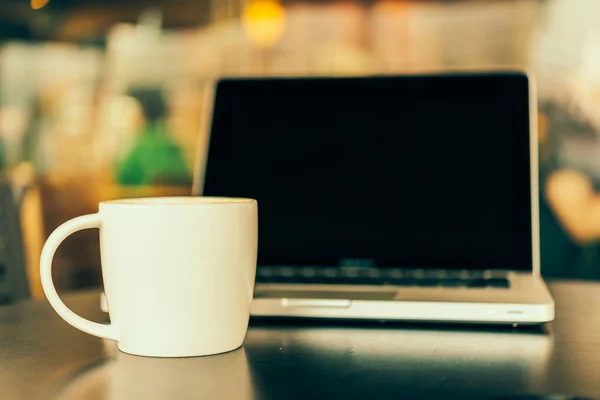 Laptop and coffee cup — Stock Photo, Image