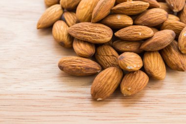 Ahşap arka planda badem