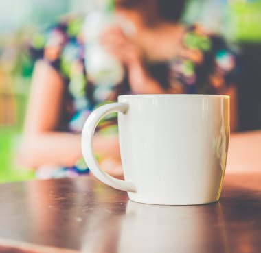 Dükkanda kahve fincanı