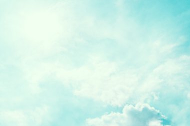 Mavi gökyüzünde bulut