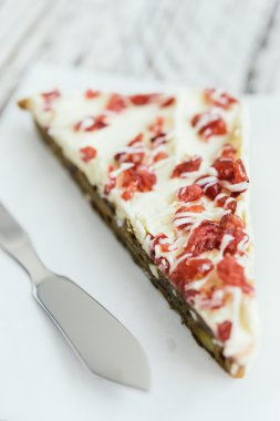 Kızılcık pasta dilimi