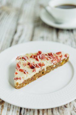 Kızılcık pasta dilimi