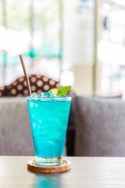 Buzlu mavi kokteyl