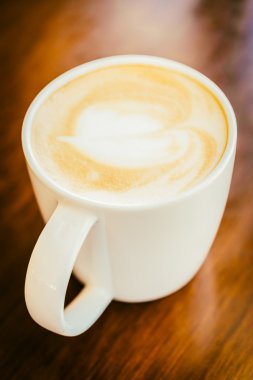 Kahve fincanı masada.