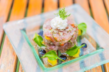 Baharatlı ton balığı tartar