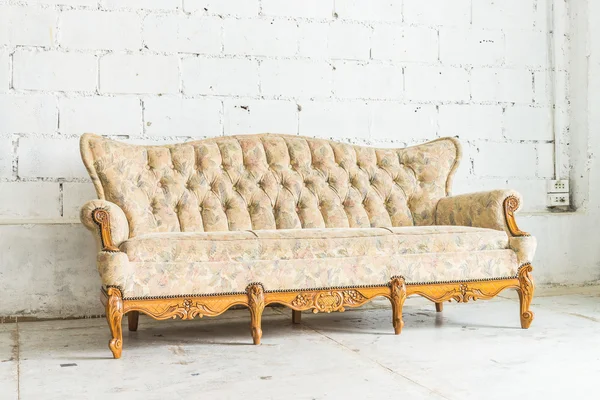 Винтажный бежевый диван — стоковое фото