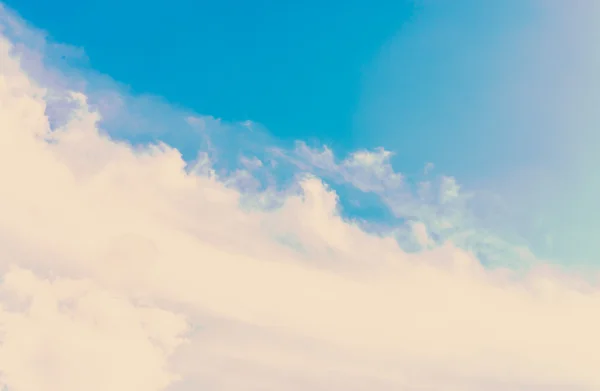 Фон хмар блакитного неба — стокове фото