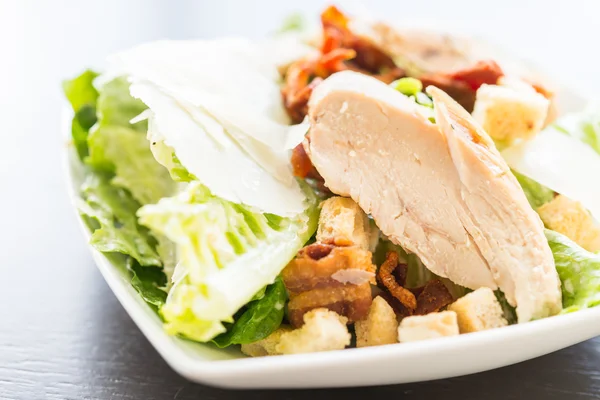 Salada de frango grelhada - comida saudável — Fotografia de Stock