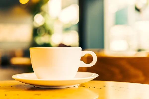 Kaffekopp på träbord — Stockfoto