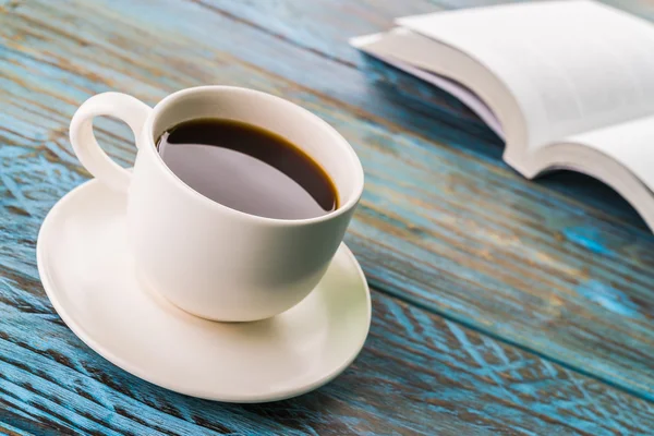 Tazza di caffè e libro — Foto Stock