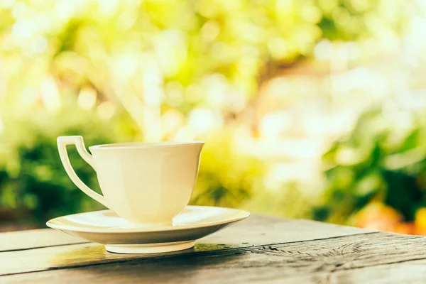 Cup on outdoor table — Stock Photo, Image