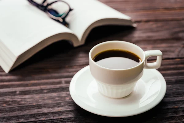 Tazza di caffè e libro — Foto Stock
