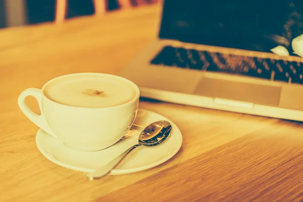 Tazza di caffè e laptop — Foto Stock