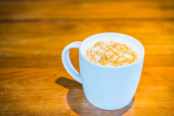 Карамельный горячий кофе — стоковое фото