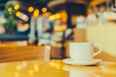 Beyaz fincanda sade kahve.