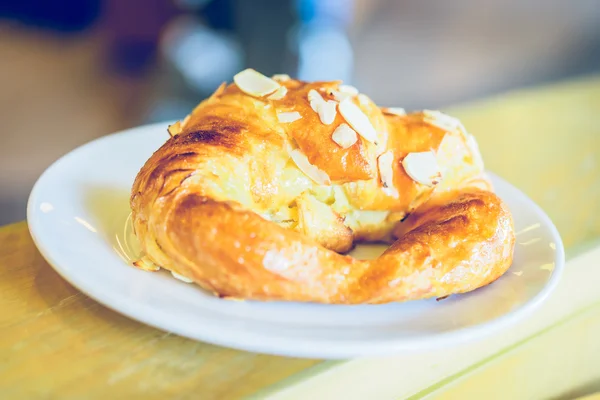 Croissant croissant crocante doce — Fotografia de Stock