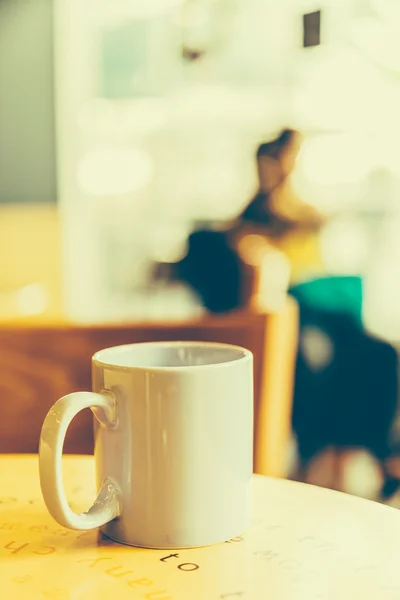 Coffee cup on wooden table — Stock Photo, Image