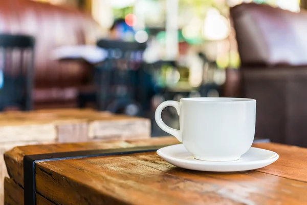 Xícara de café na mesa de madeira — Fotografia de Stock