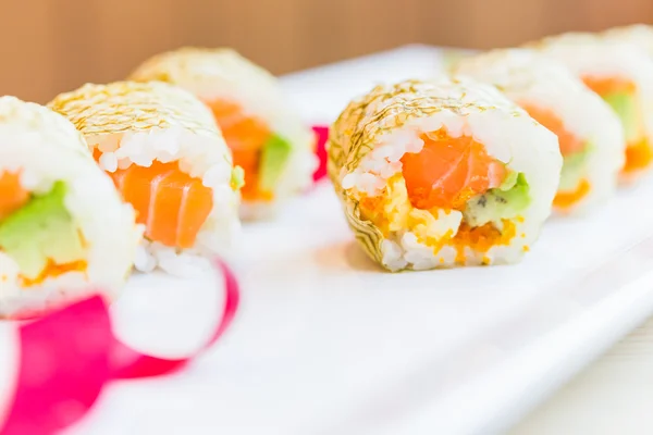 Maki mit Lachs-Sushi-Rolle — Stockfoto