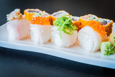 suşi roll plaka üzerinde