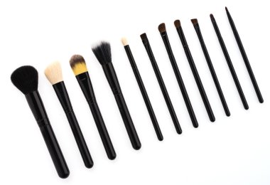 beyaz arkaplanda izole edilmiş makyaj fırçası