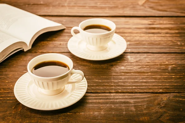 Koffiekopje op houten tafel — Stockfoto