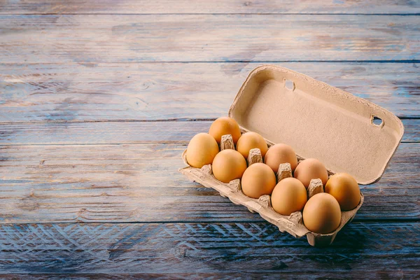 Ovos em fundo de madeira — Fotografia de Stock