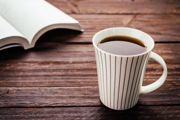 Kaffekopp på träbord — Stockfoto