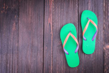 Ahşap arka plan üzerinde terlik