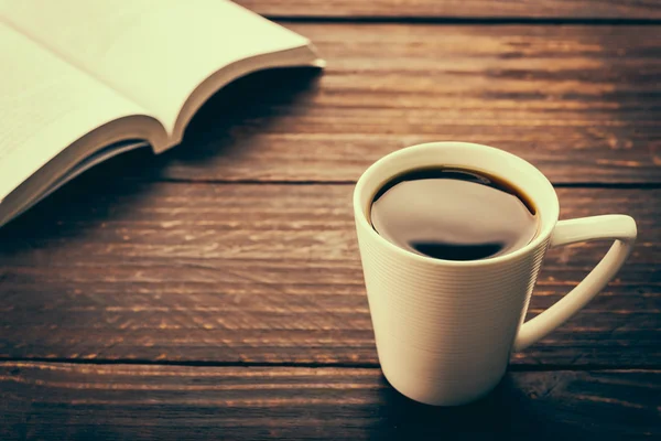 Coffee cup in coffee shop — Stock Photo, Image