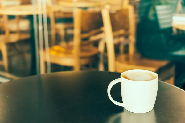 Kaffeetasse auf Holztisch — Stockfoto