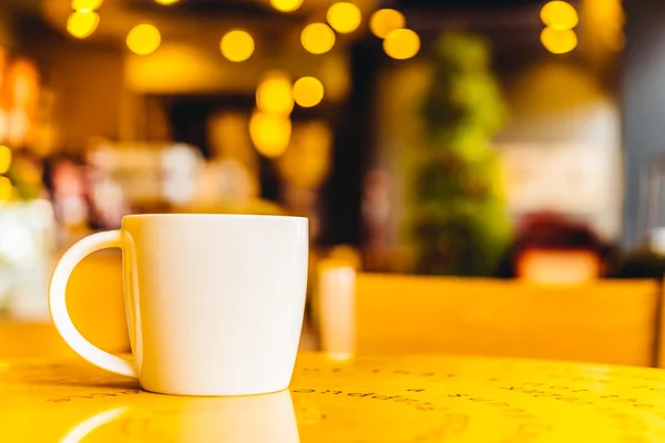 Cangkir kopi di meja kayu — Stok Foto