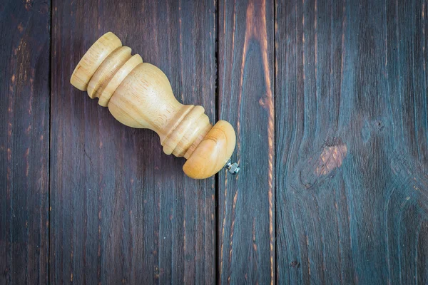 Agitador de pimienta sobre fondo de madera — Foto de Stock