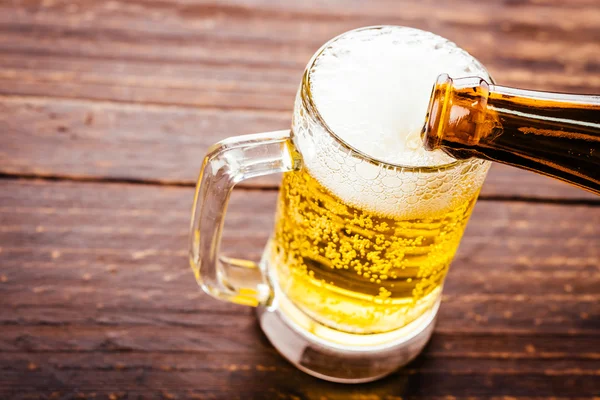 Üveg sör, fából készült háttér — Stock Fotó