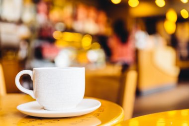 Kahve dükkanında kahve fincanı.