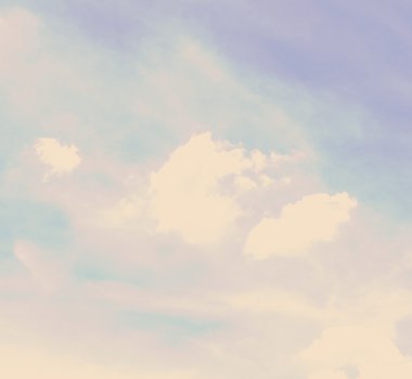 Mavi gökyüzündeki bulutlar