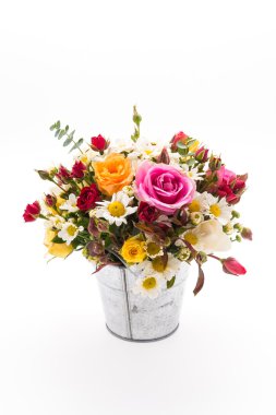 Vazoda çiçek buketi