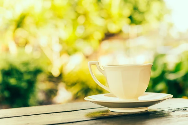 Taza de café sobre mesa de madera — Foto de Stock