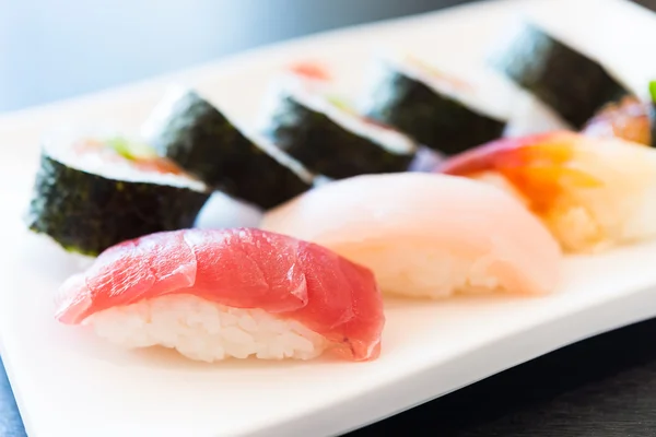 Rollos de arroz con sushi — Foto de Stock