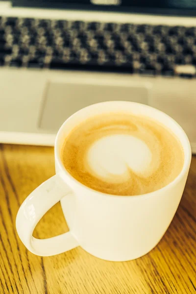 Tazza di caffè e laptop — Foto Stock