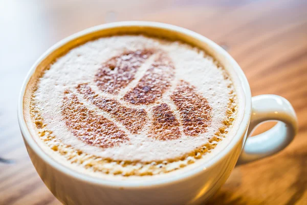 Taza de café sobre mesa de madera — Foto de Stock