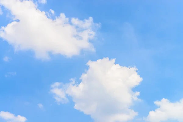 Wolk op blauwe lucht — Stockfoto