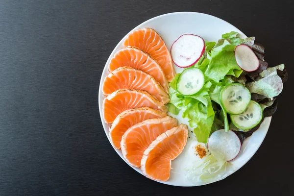 Салат з лосося на білій страві — стокове фото