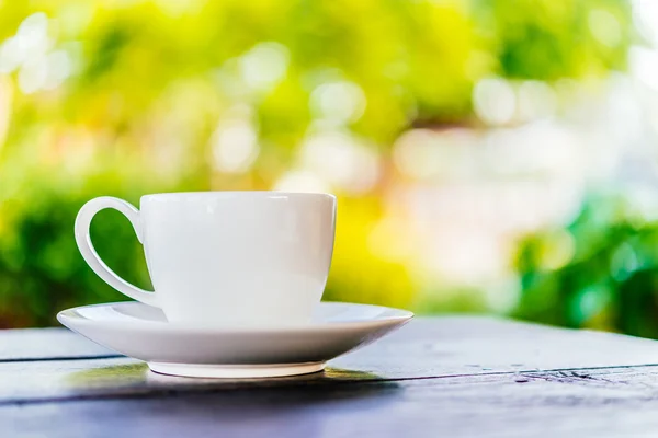 Xícara de café na mesa de madeira — Fotografia de Stock