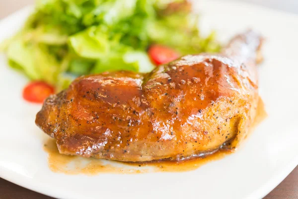 Grilled chicken salad — Stock Photo, Image