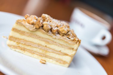 Beyaz plaka üzerinde kahve kek