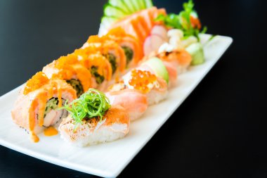 Lezzetli Japon suşi rulo