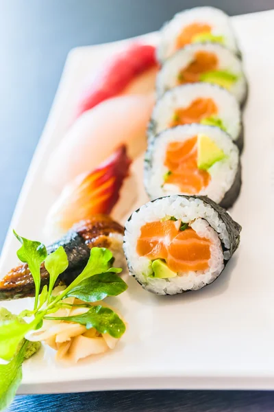 Délicieux rouleaux de sushi japonais — Photo